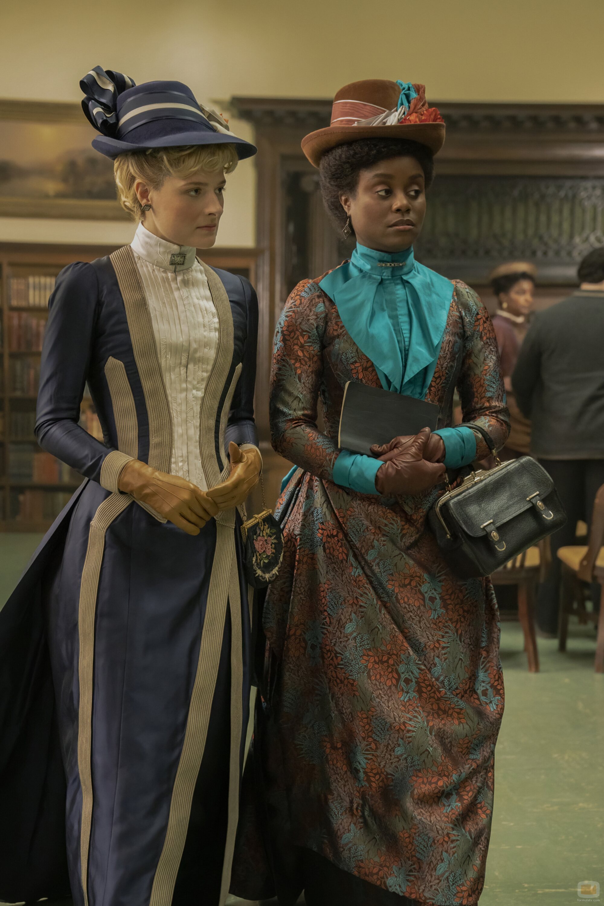 Louisa Jacobson y Denée Benton en 'Una maravilla más' de 'La edad dorada'