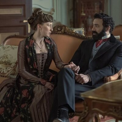 Carrie Coon y Morgan Spector en el 2x07 de 'La edad dorada'