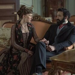 Carrie Coon y Morgan Spector en el 2x07 de 'La edad dorada'