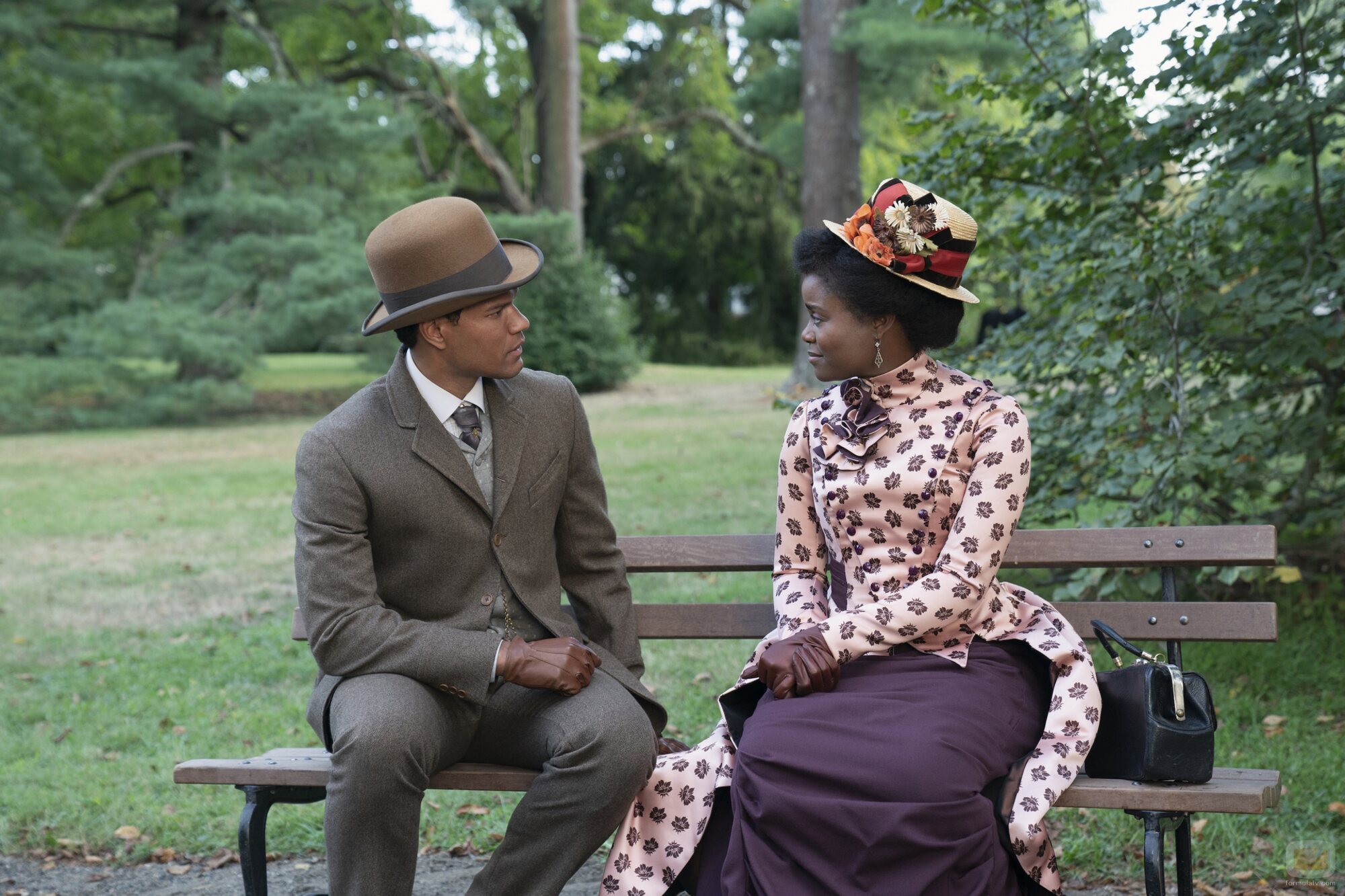Denée Benton y John Douglas Thompson en 2x08 'Victorias y derrotas' de 'La edad dorada'