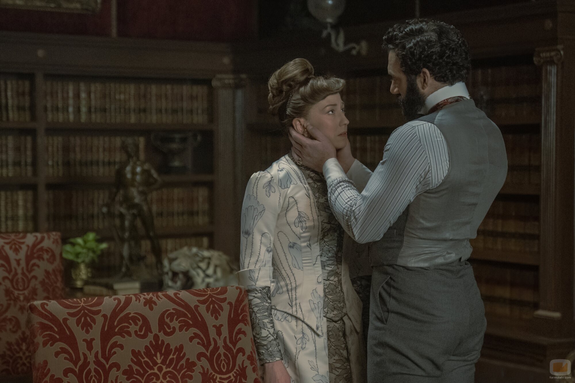 Carrie Coon y Morgan Spector en el 2x08 de 'The Gilded Age'