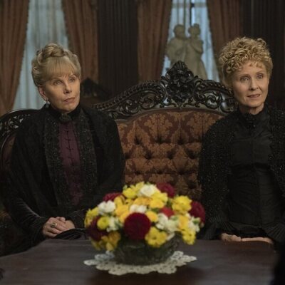 Christine Baranski y Cynthia Nixon en el 2x08 de 'La edad dorada'