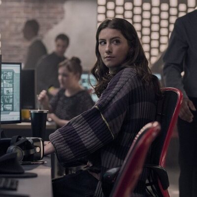 Mackenzie Cardwell en 3x01 'Cuenta atrás' de 'Upload'
