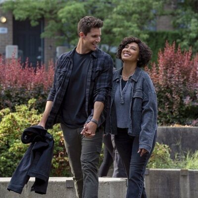 Robbie Amell y Andy Allo en 3x01 titulado 'Cuenta atrás' de 'Upload'