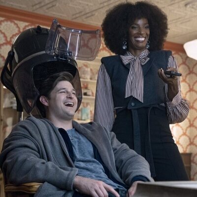 Zainab Johnson y Kevin Bigley en 3x02 'Fresita' de 'Upload'