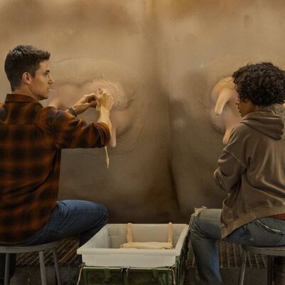Robbie Amell y Andy Allo en la temporada 3 y el capítulo 02 de 'Upload'