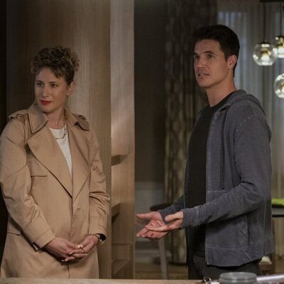 Robbie Amell y Amy Farrington en 3x04 titulado 'El doctor de las subidas' de 'Upload'
