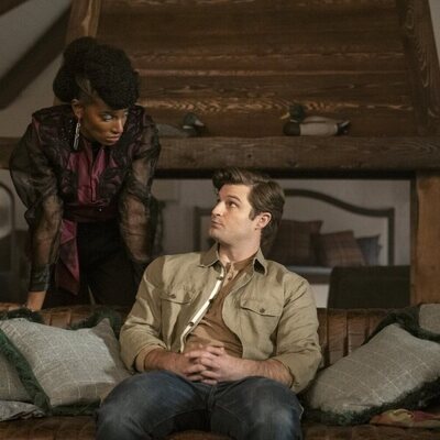 Zainab Johnson y Kevin Bigley en 3x07 'Día de descarga' de 'Upload'