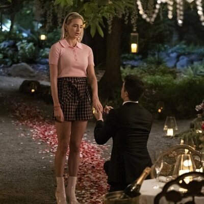 Robbie Amell y Allegra Edwards en 3x08 titulado 'Carne y hueso' de 'Upload'