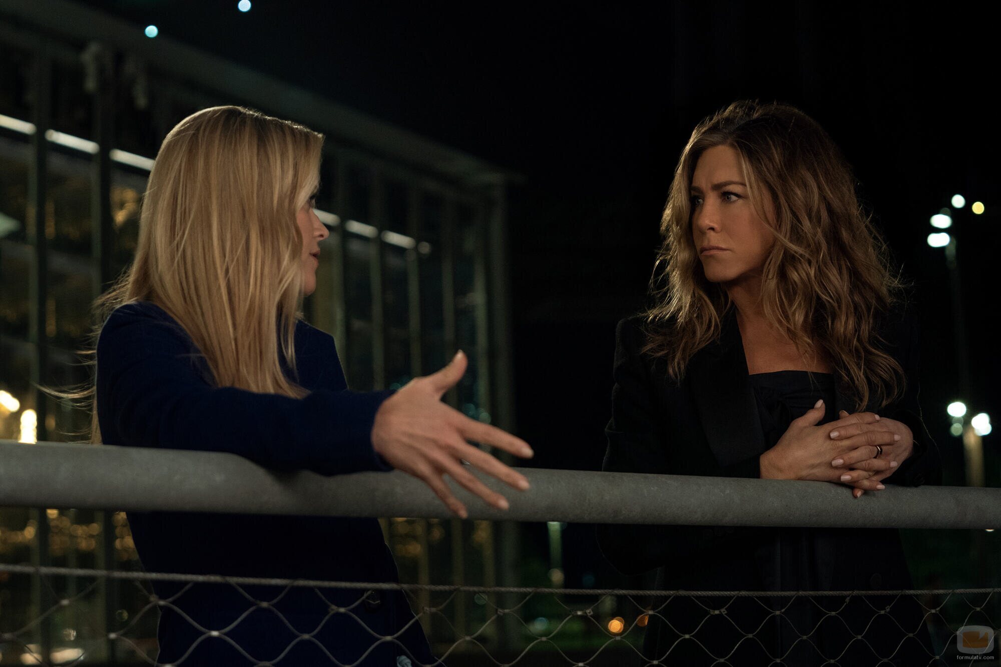 Jennifer Aniston y Reese Witherspoon en 3x01 'La línea de Kármán' de 'The Morning Show'