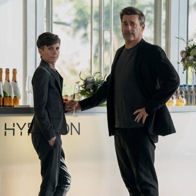 Jon Hamm y Tig Notaro en 3x01 'La línea de Kármán' de 'The Morning Show'