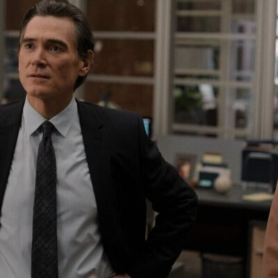 Greta Lee y Billy Crudup en 3x02 'El espíritu de la máquina' de 'The Morning Show'