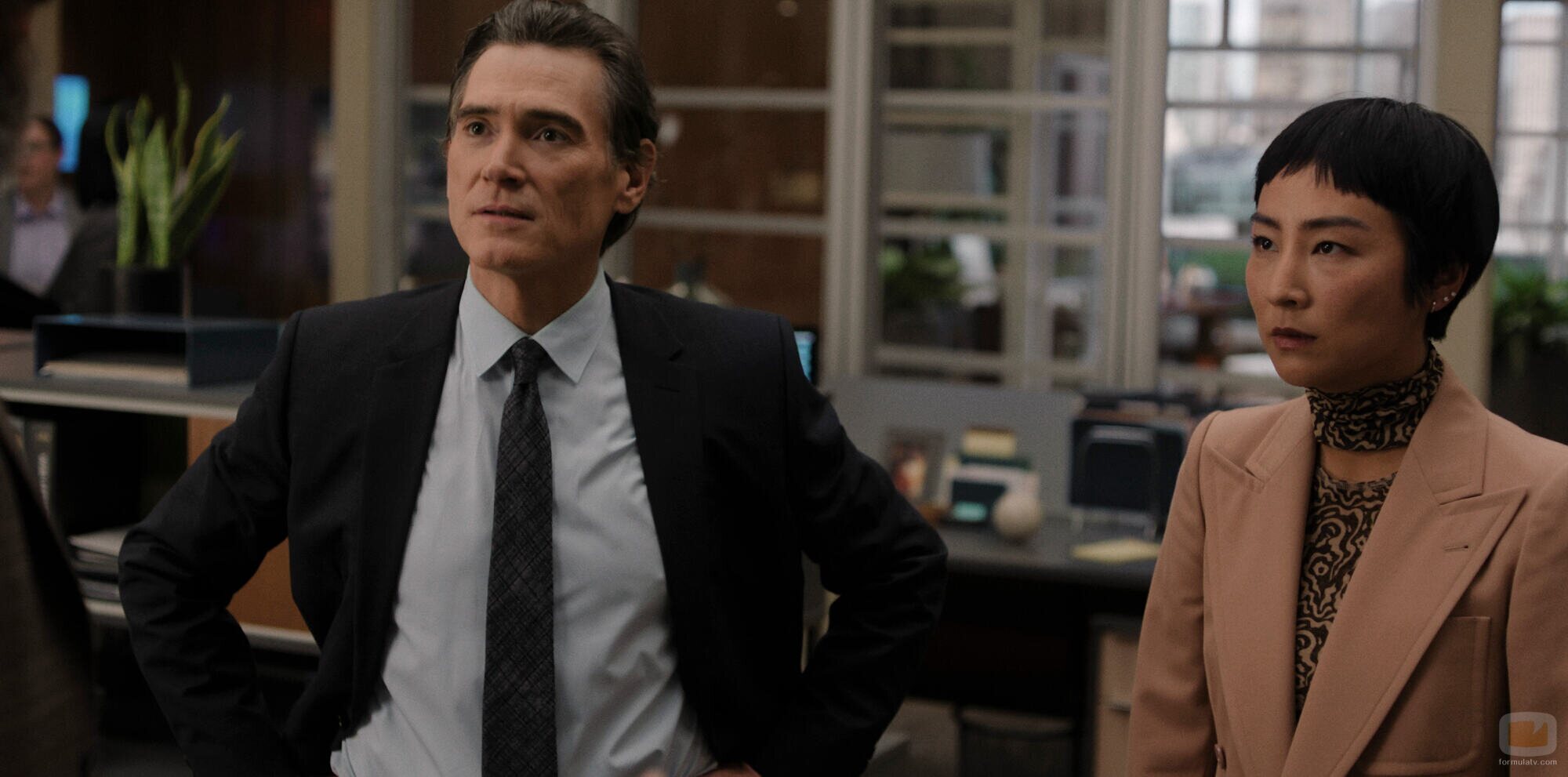 Greta Lee y Billy Crudup en 3x02 'El espíritu de la máquina' de 'The Morning Show'