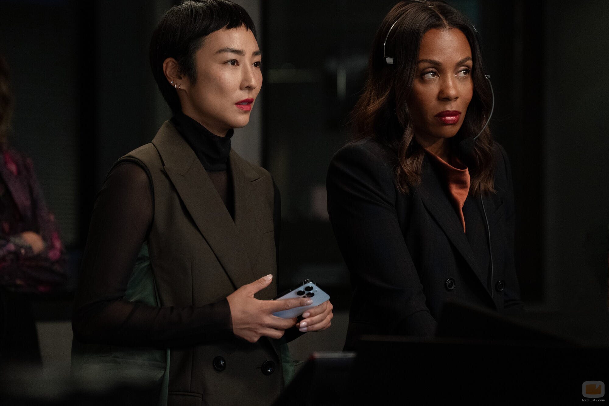 Greta Lee y Karen Pittman en 3x03 titulado 'Ruido blanco' de 'The Morning Show'