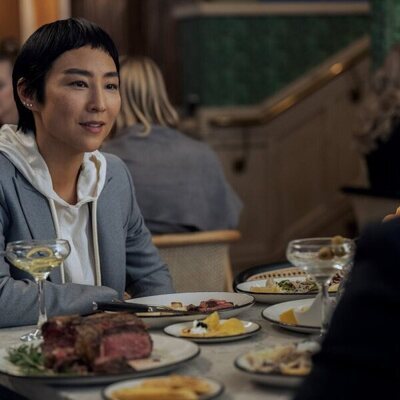 Greta Lee en 3x04 'Luz verde' de 'The Morning Show'