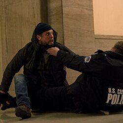 Joe Tippett en Capítulo 5 titulado 'La isla del amor' de 'The Morning Show'