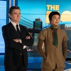 Greta Lee y Billy Crudup en 3x06 titulado 'Estudiante de Stanford' de 'The Morning Show'