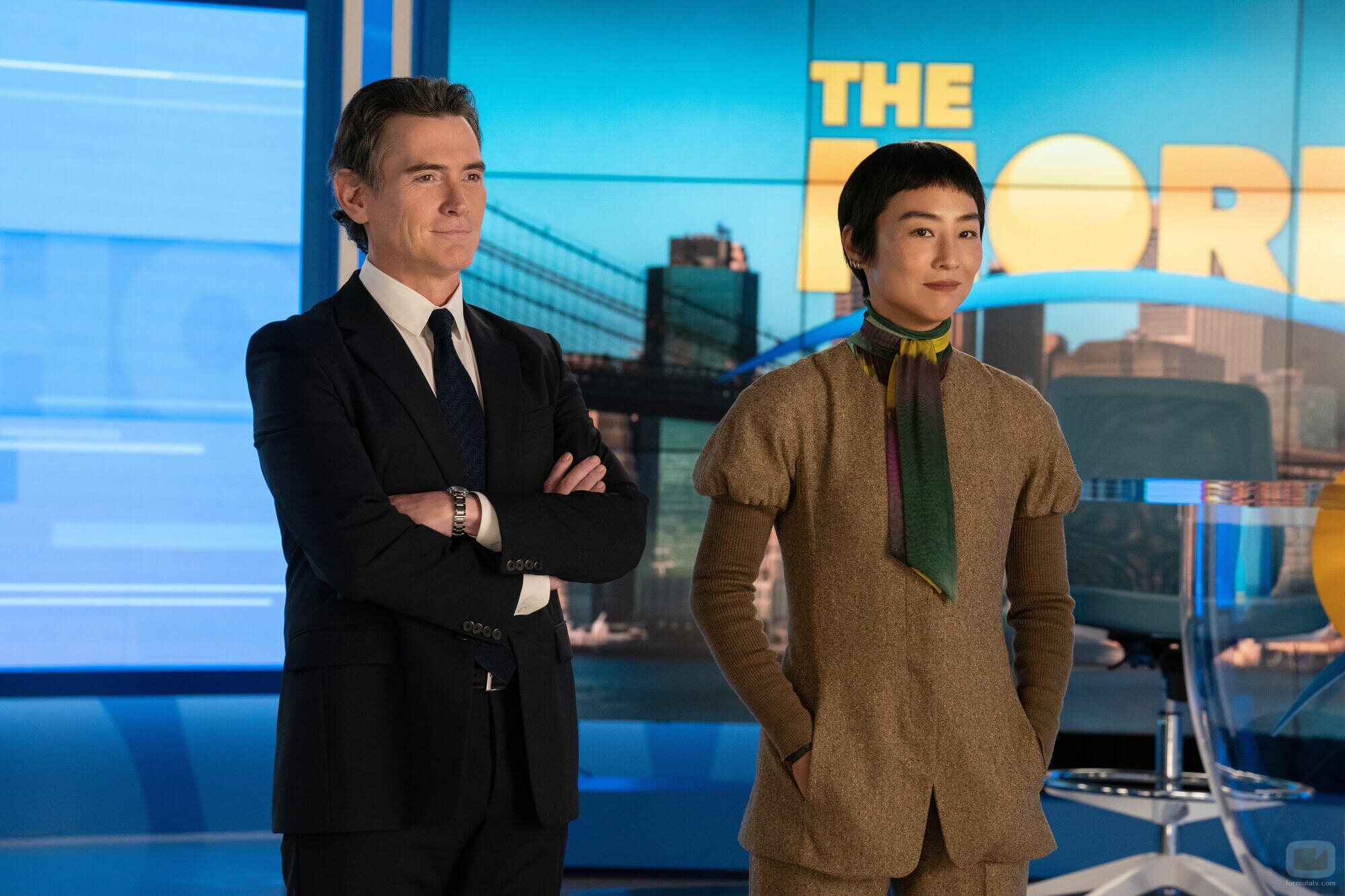 Greta Lee y Billy Crudup en 3x06 titulado 'Estudiante de Stanford' de 'The Morning Show'