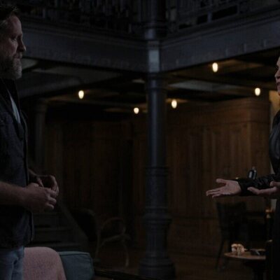 Julianna Margulies y Joe Tippett en 3x06 'Estudiante de Stanford' de 'The Morning Show'