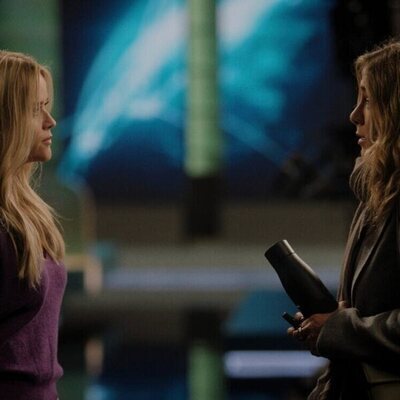 Jennifer Aniston y Reese Witherspoon en 'Estudiante de Stanford' de 'The Morning Show'