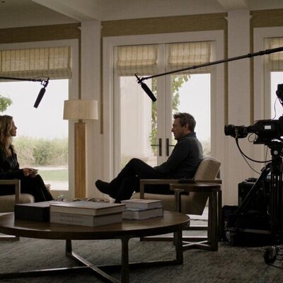 Escena de Jennifer Aniston y Jon Hamm en el 3x06 de 'The Morning Show'