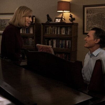 Billy Crudup y Lindsay Duncan en 3x07 'Escrutinio estricto' de 'The Morning Show'