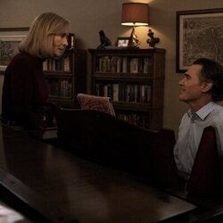 Billy Crudup y Lindsay Duncan en 3x07 'Escrutinio estricto' de 'The Morning Show'