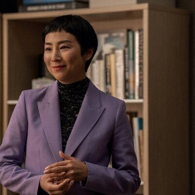 Greta Lee en Capítulo 8 titulado 'Inacabado' de 'The Morning Show'