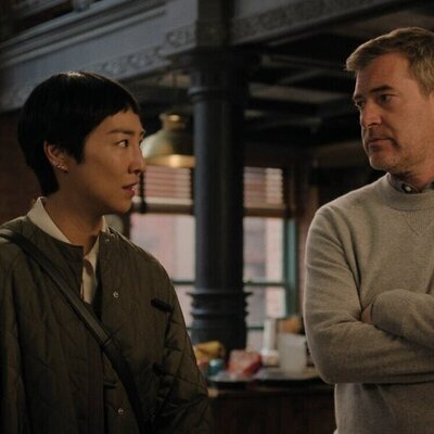Greta Lee y Mark Duplass en Capítulo 9 titulado 'Actualízate' de 'The Morning Show'