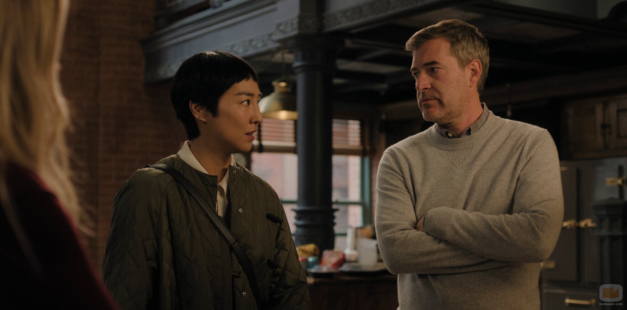 Greta Lee y Mark Duplass en Capítulo 9 titulado 'Actualízate' de 'The Morning Show'