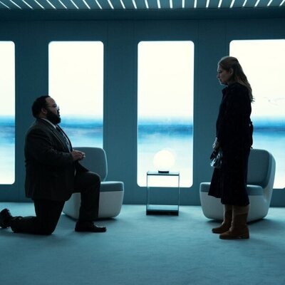 Merritt Wever y Zach Cherry en la temporada 2 y el capítulo 09 de 'Separación'