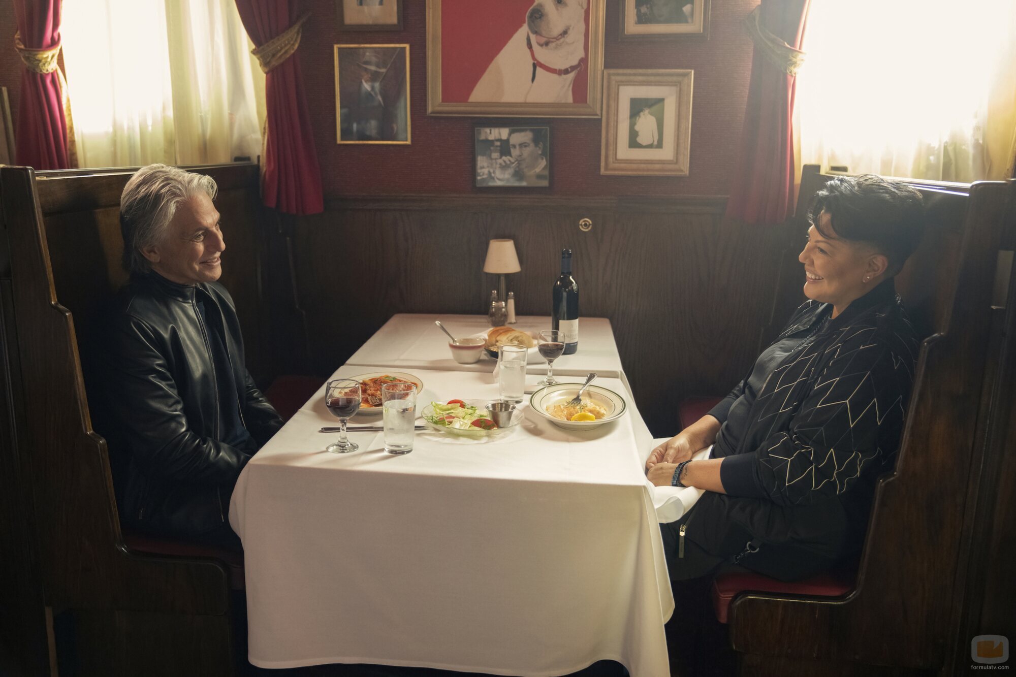Sara Ramirez y Tony Danza en Capítulo 2 titulado 'The Real Deal' de 'And Just Like That...'