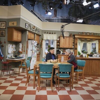 Sara Ramirez y Tony Danza en el 2x03 de 'And Just Like That...'