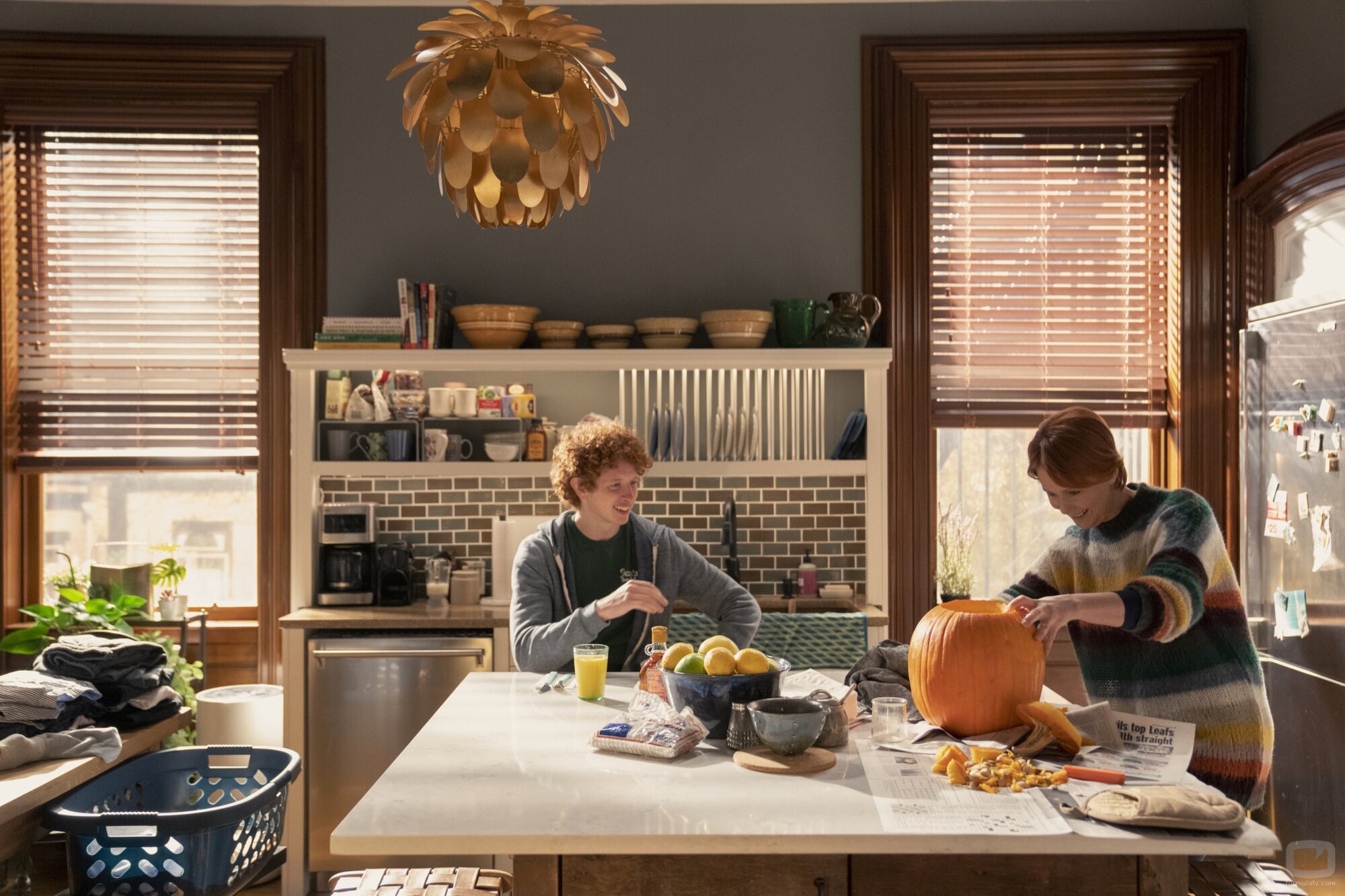 Cynthia Nixon y Niall Cunningham en la temporada 2 y el capítulo 05 de 'And Just Like That...'