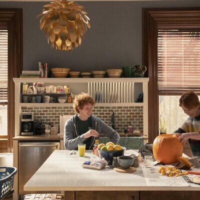 Cynthia Nixon y Niall Cunningham en la temporada 2 y el capítulo 05 de 'And Just Like That...'