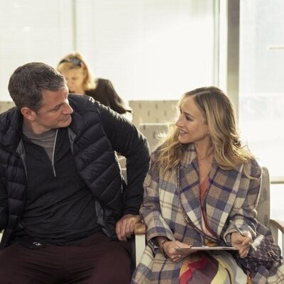 Cynthia Nixon y Daniel Cosgrove en 2x05 titulado 'Truco o trato' de 'And Just Like That...'
