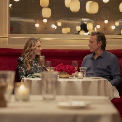 John Corbett y Sarah Jessica Parker en el 2x07 de 'And Just Like That...'