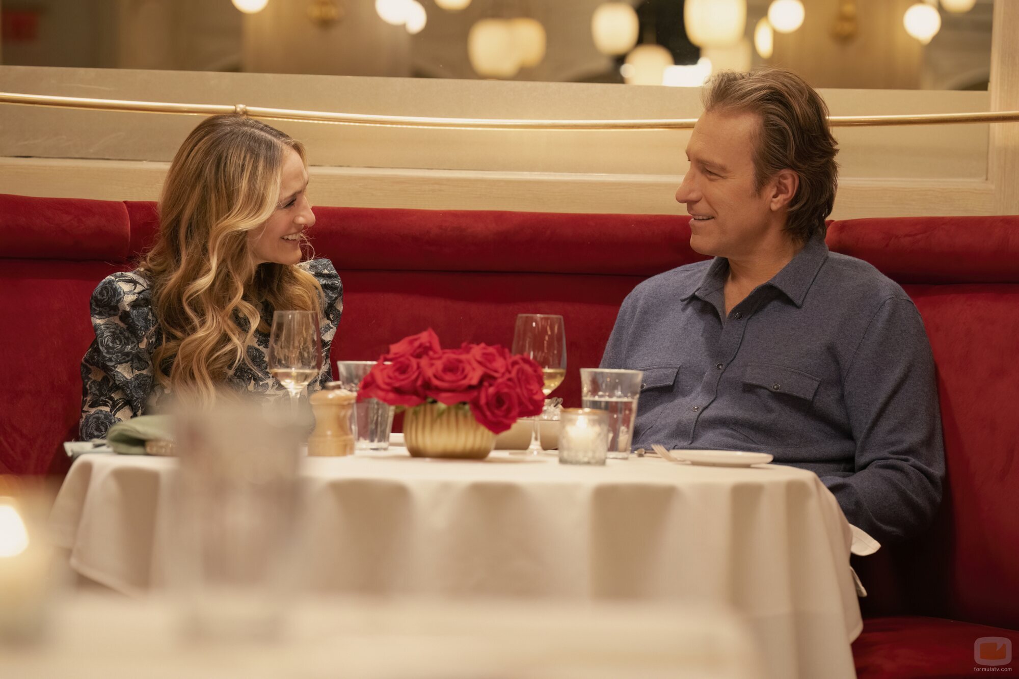 Imagen de John Corbett y Sarah Jessica Parker en 2x07 '14 de febrero' de 'And Just Like That...'