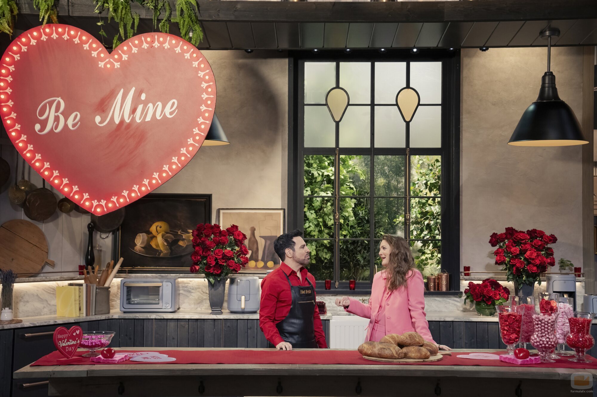 Drew Barrymore y Mario Cantone en 2x07 titulado '14 de febrero' de 'And Just Like That...'