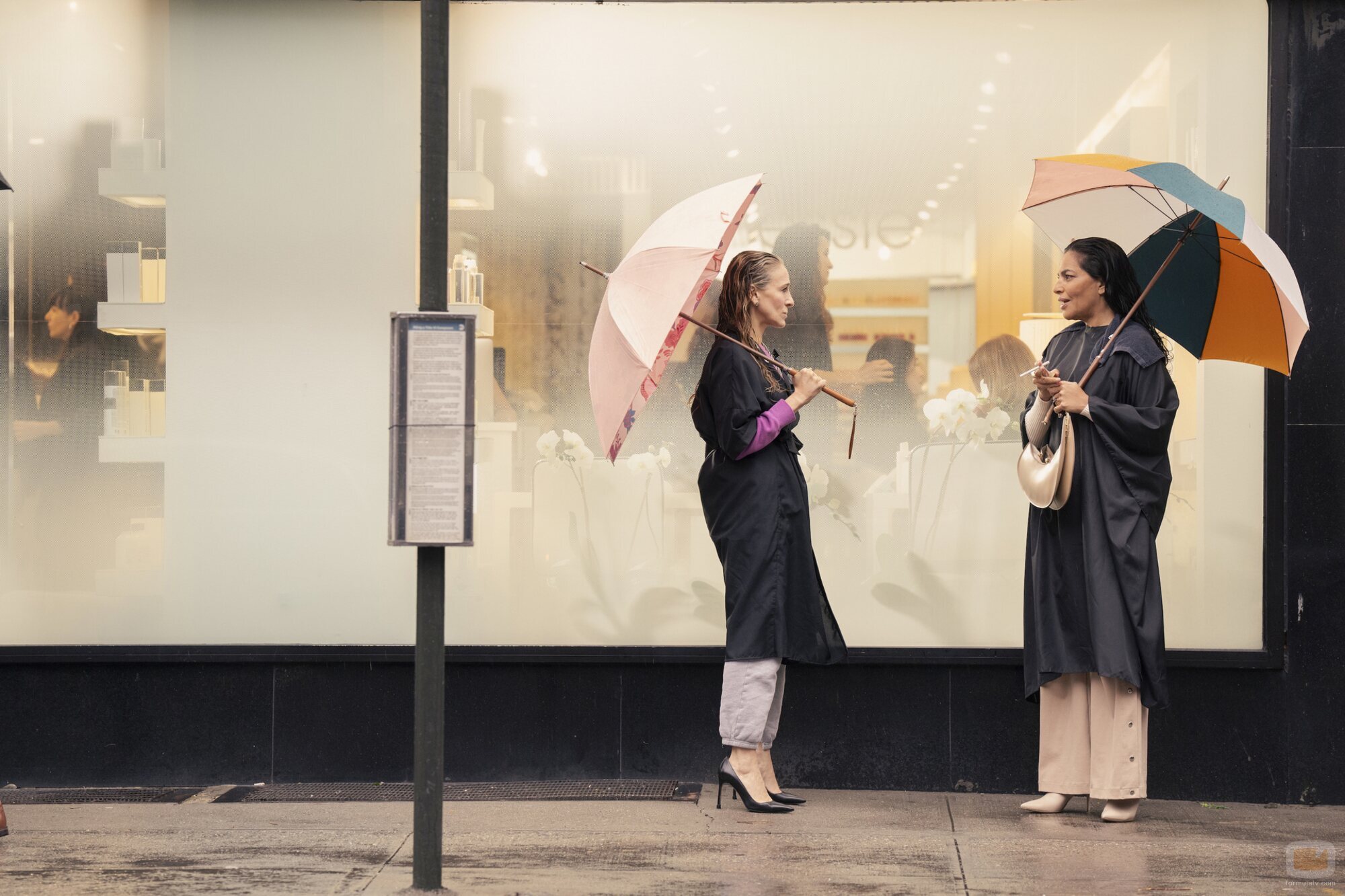 Sarah Jessica Parker y Sarita Choudhury en 'Hace un millón de años' de 'And Just Like That...'