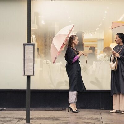 Sarah Jessica Parker y Sarita Choudhury en 'Hace un millón de años' de 'And Just Like That...'