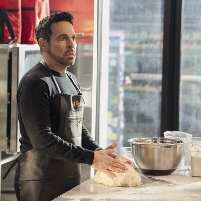 Mario Cantone en 'Hace un millón de años' de 'And Just Like That...'
