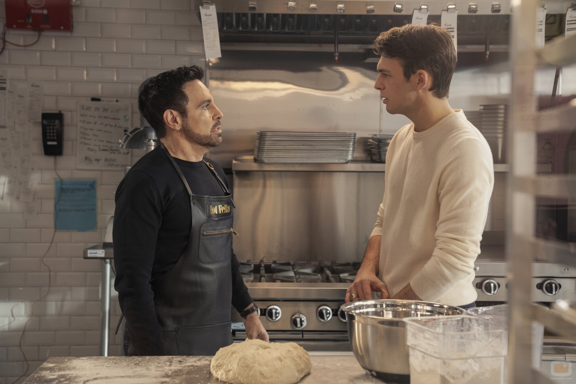 Imagen de Mario Cantone y Sebastiano Pigazzi en 'Hace un millón de años' de 'And Just Like That...'