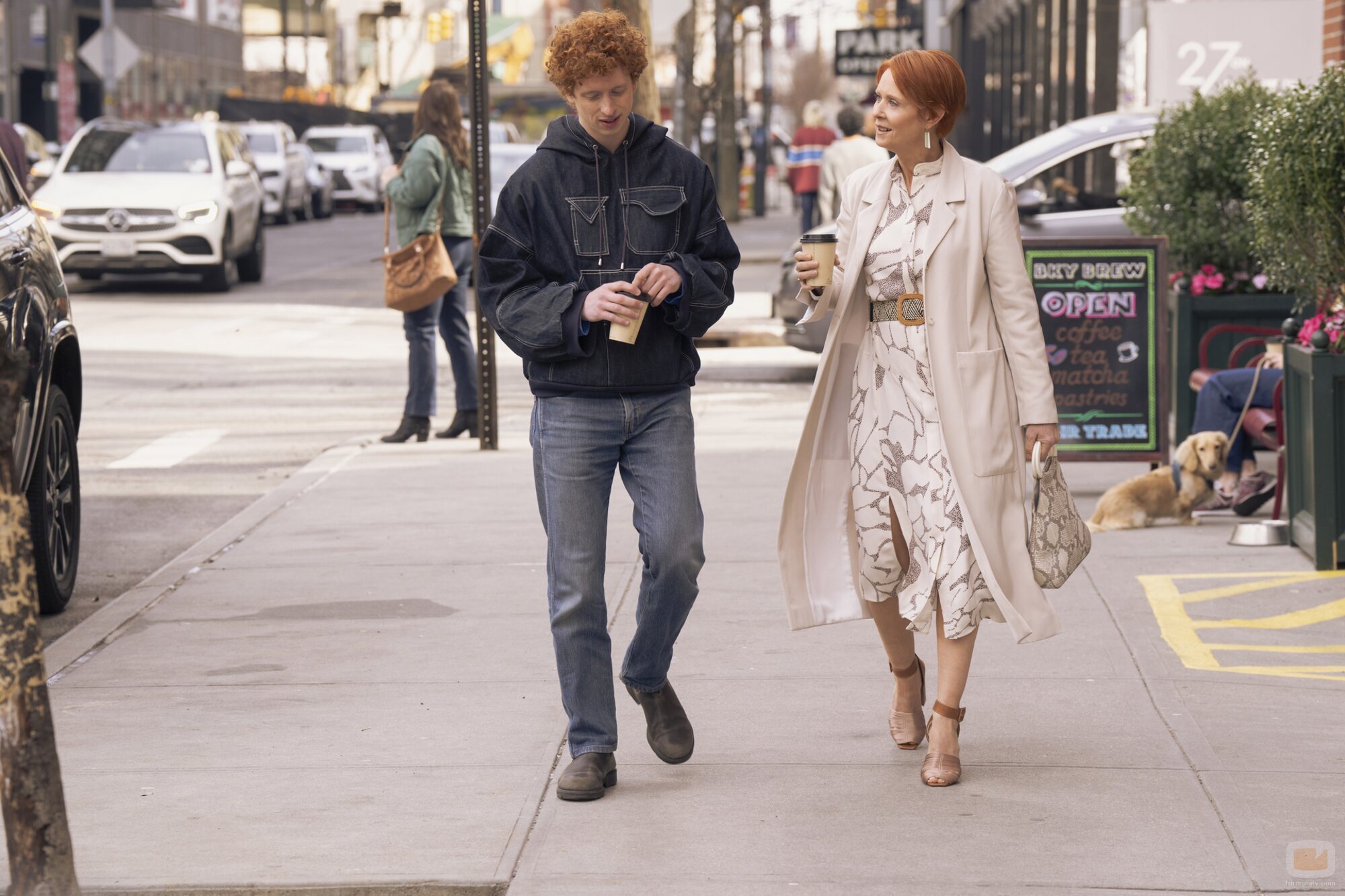 Cynthia Nixon y Niall Cunningham en 'Adios al barrio' de 'And Just Like That...'