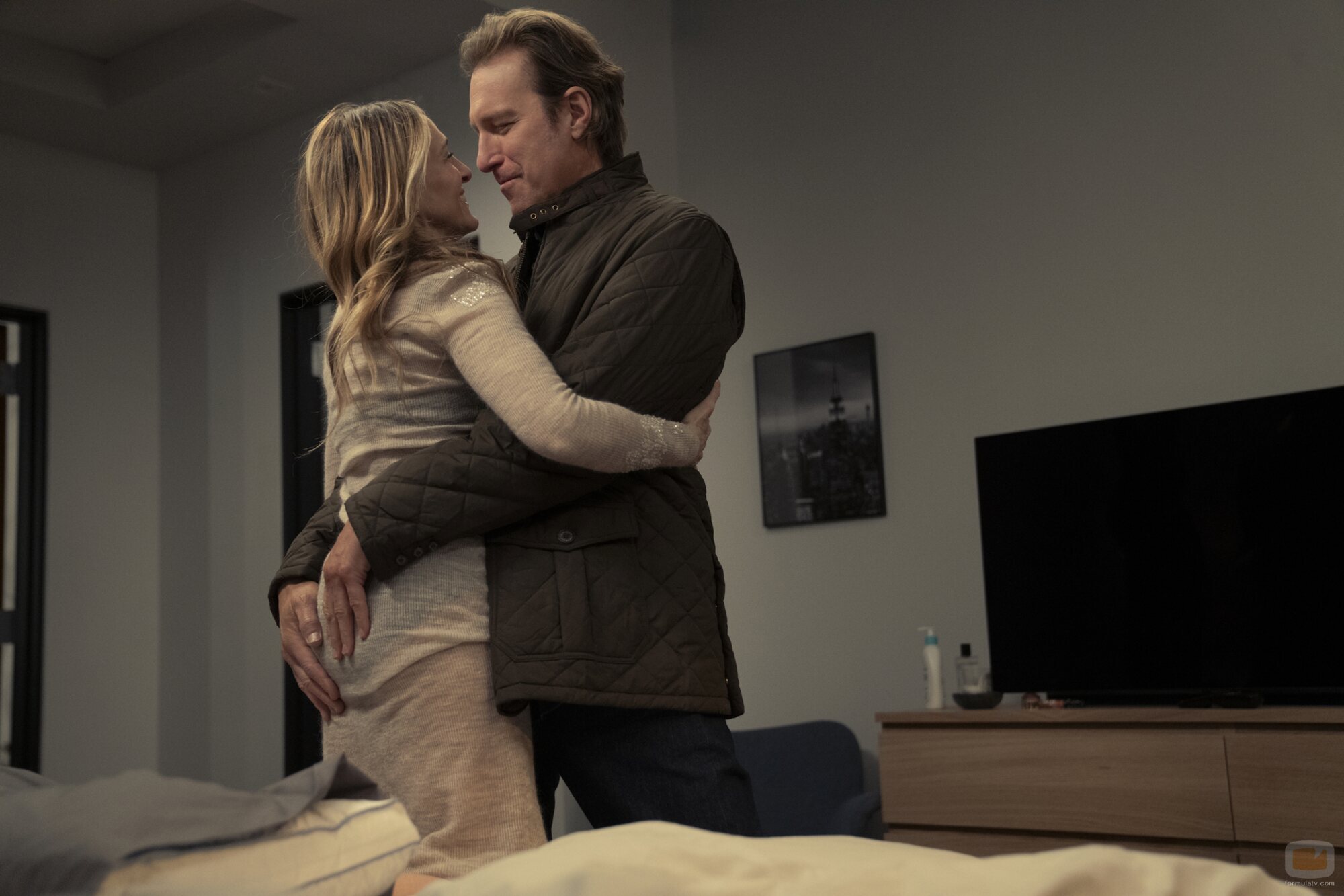 Escena de John Corbett y Sarah Jessica Parker en 'Adios al barrio' de 'And Just Like That...'