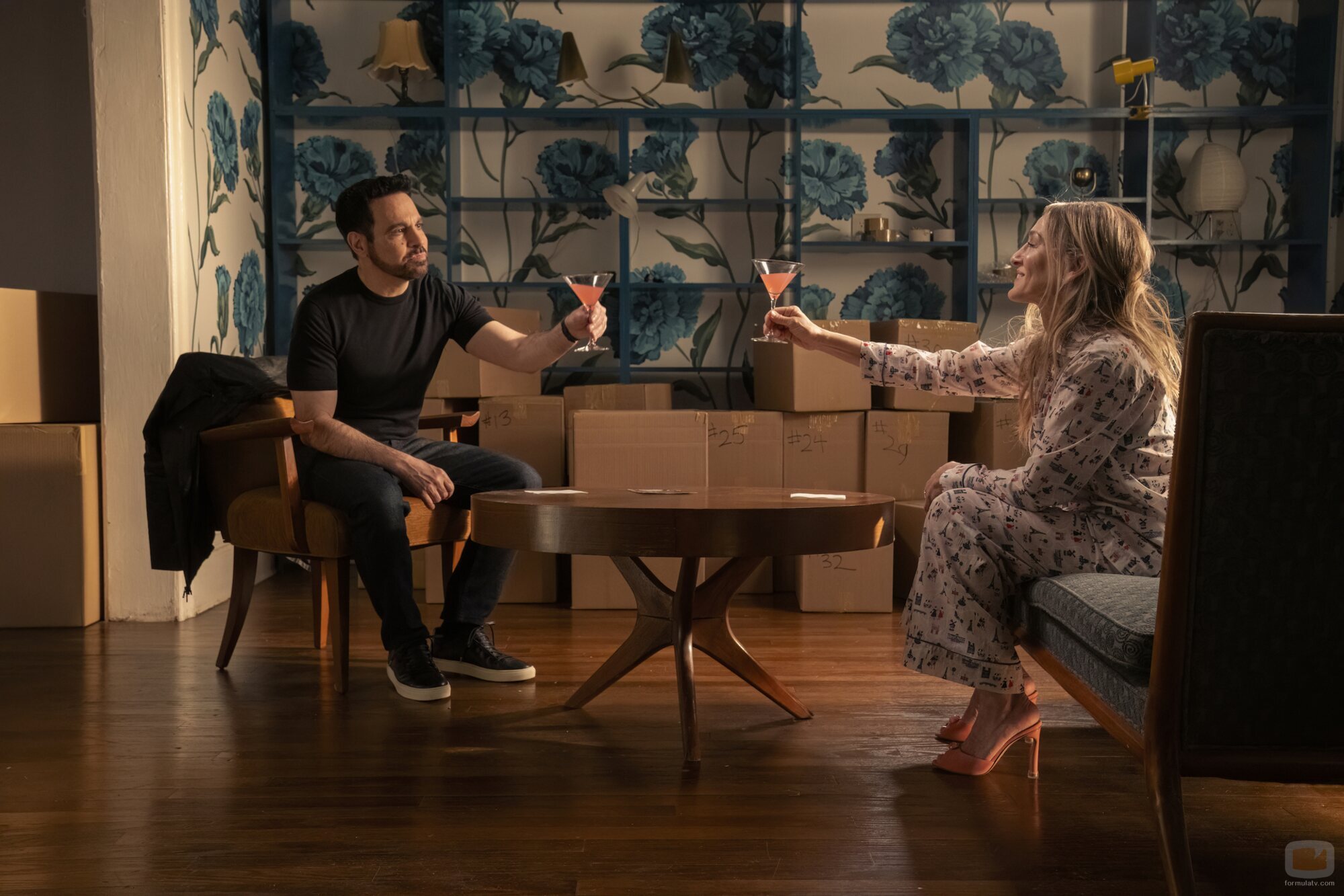 Sarah Jessica Parker y Mario Cantone en Capítulo 10 titulado 'La última cena, primera parte: aperitivo' de 'And Just Like That...'