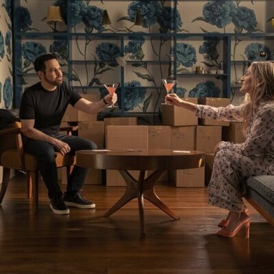 Sarah Jessica Parker y Mario Cantone en Capítulo 10 titulado 'La última cena, primera parte: aperitivo' de 'And Just Like That...'