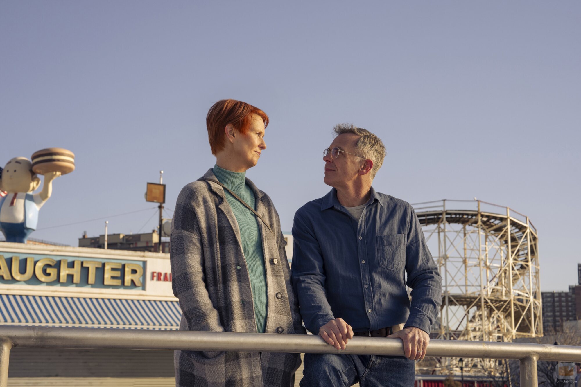 Cynthia Nixon y David Eigenberg en 'La última cena, segunda parte: principal' de 'And Just Like That...'