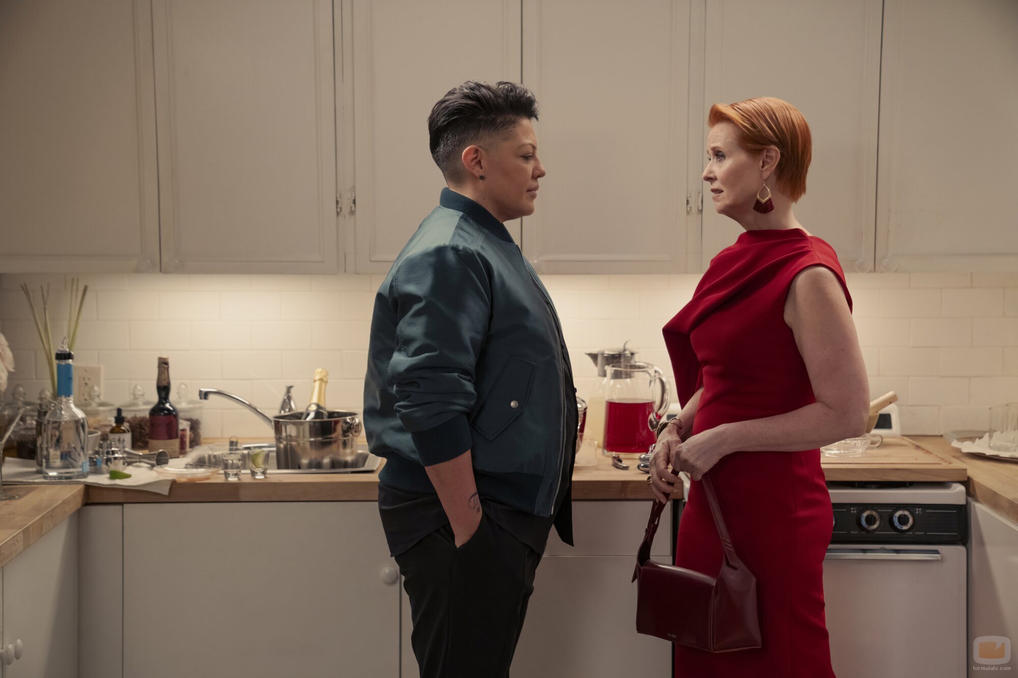Sara Ramirez y Cynthia Nixon en 'La última cena, segunda parte: principal' de 'And Just Like That...'