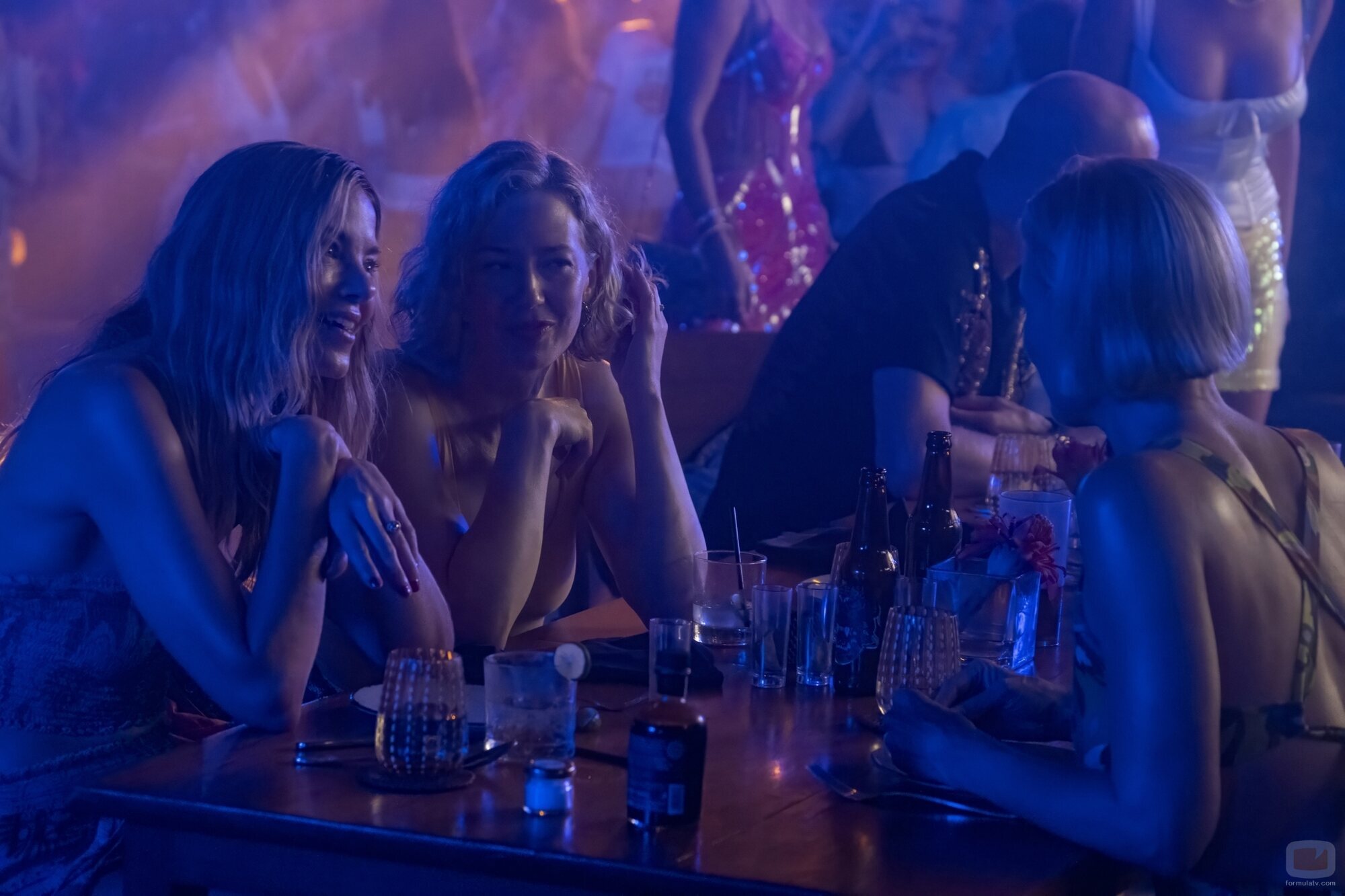 Carrie Coon y Michelle Monaghan en 3x05 titulado 'La fiesta de luna llena' de 'The White Lotus'